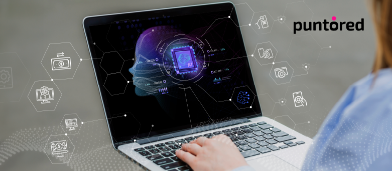 Empresaria revisando pagos digitales en una plataforma para asegurar cumplimiento normativo en pagos masivos